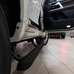 Выдвижные электропороги Toyota Land Cruiser LC200 в комплекте с юбкой Выдвижные электропороги Toyota Land Cruiser LC200 в комплекте с юбкой