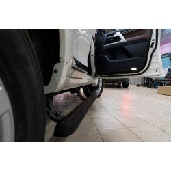 Выдвижные электропороги Toyota Land Cruiser LC200 в комплекте с юбкой