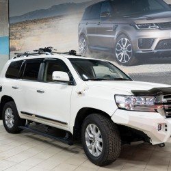 Выдвижные электропороги Toyota Land Cruiser LC200 в комплекте с юбкой Выдвижные электропороги Toyota Land Cruiser LC200 в комплекте с юбкой